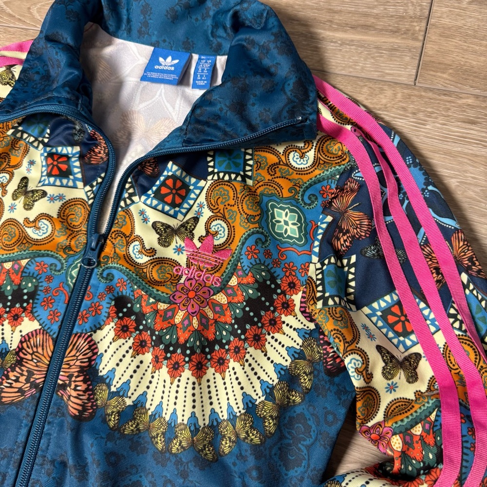 FARM RIO X ADIDAS • Borbomix Jacket in Butterfly - Picture 8 of 11